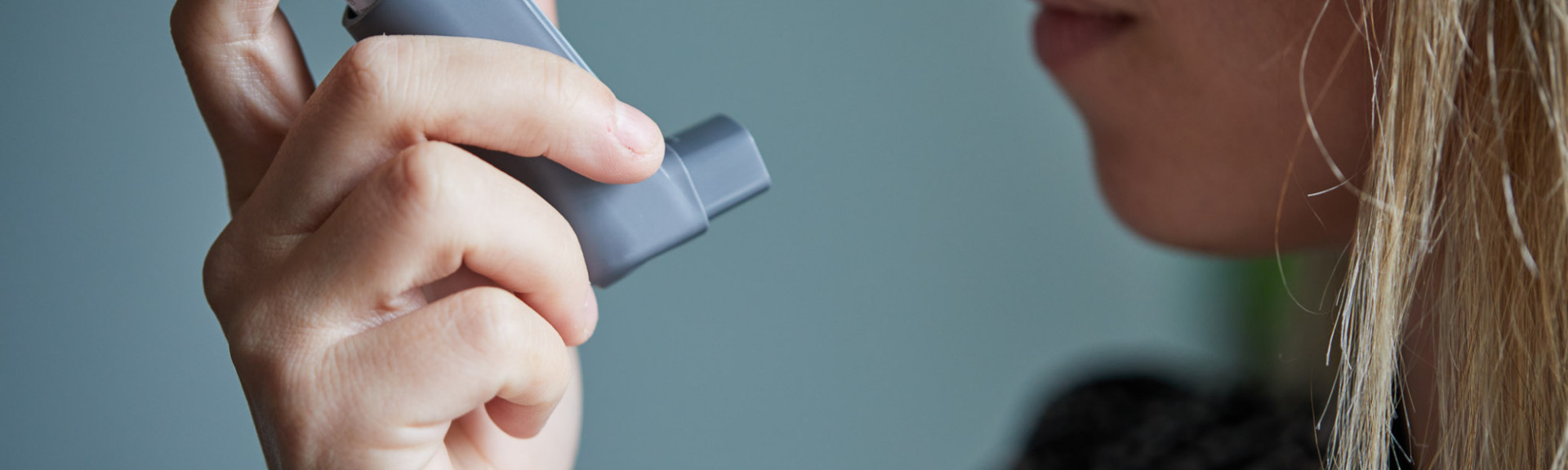 A photo showing an asthma inhaler